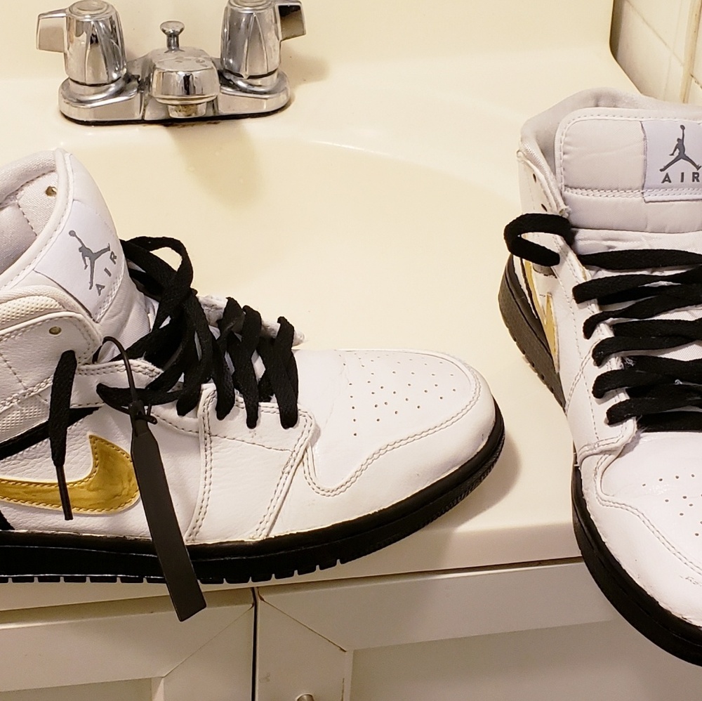 RETRO -- JORDAN 1's